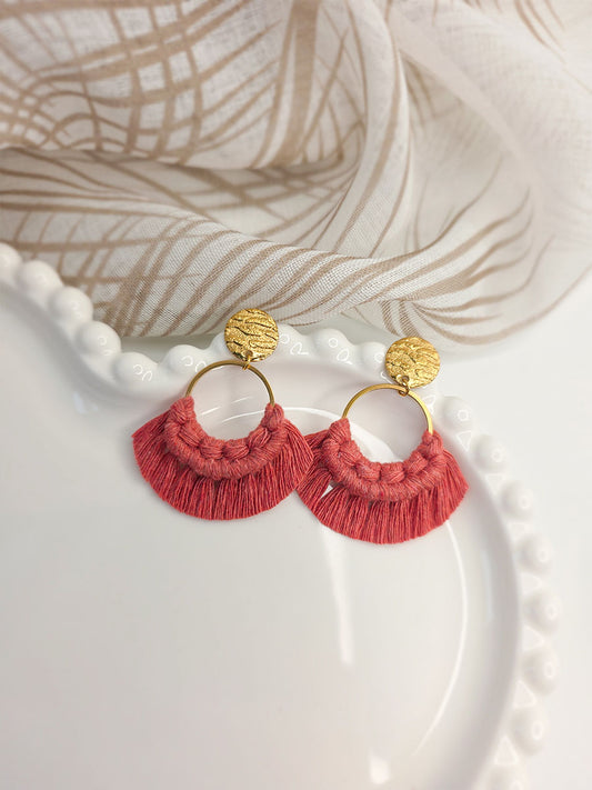 Boucles d’oreilles Maeva – Macramé bohème, couleur rose pivoine