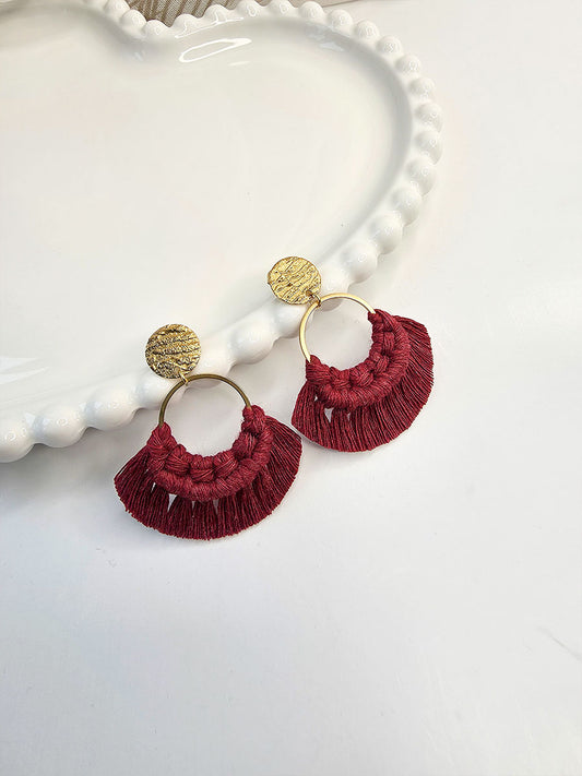 Boucles d’oreilles Maeva – Macramé bohème, couleur rouge cerise