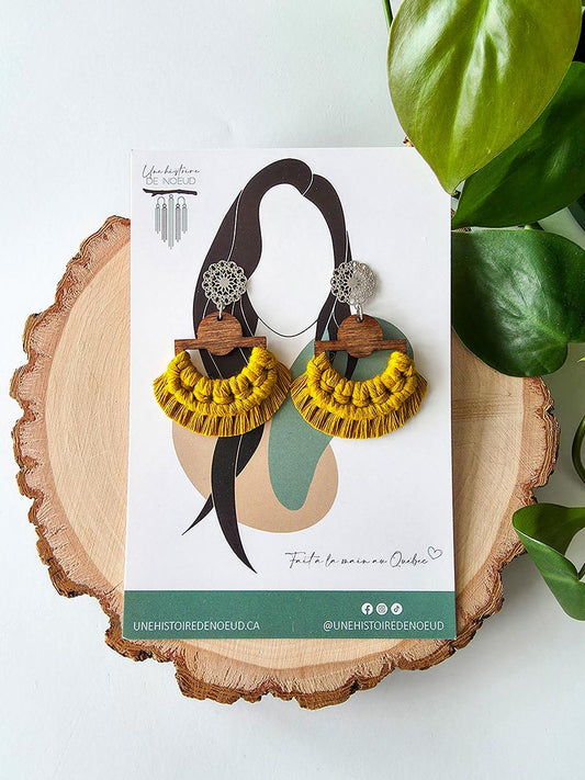 Boucles d'oreilles en macramé base en bois, couleur jaune épicé, attaches argent