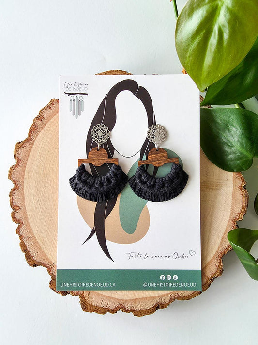 Boucles d'oreilles en macramé base en bois, couleur noir, attaches argent