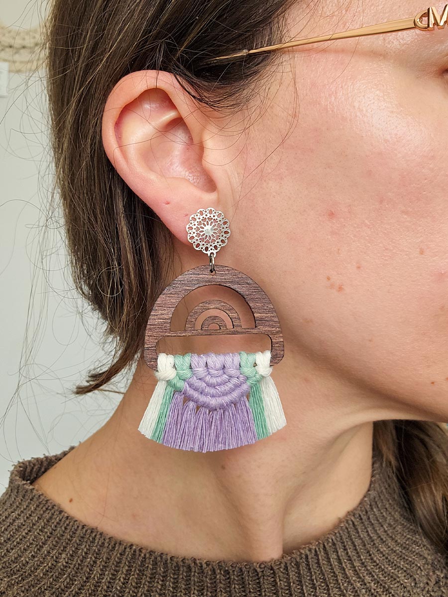 *Collection printemps* Boucles d'oreilles en macramé sur base en bois arc-en-ciel, couleur lavande, aloes et naturel, crochet argent