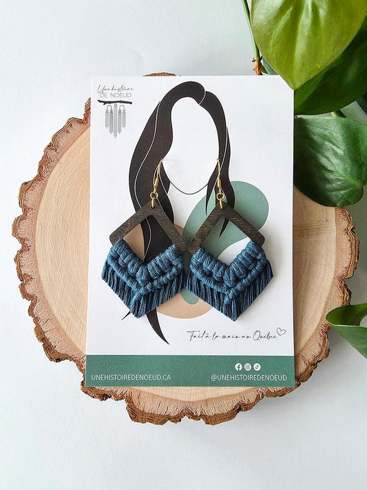 Boucles d'oreilles en macramé sur base en bois grande, couleur bleu foncé et crochet or