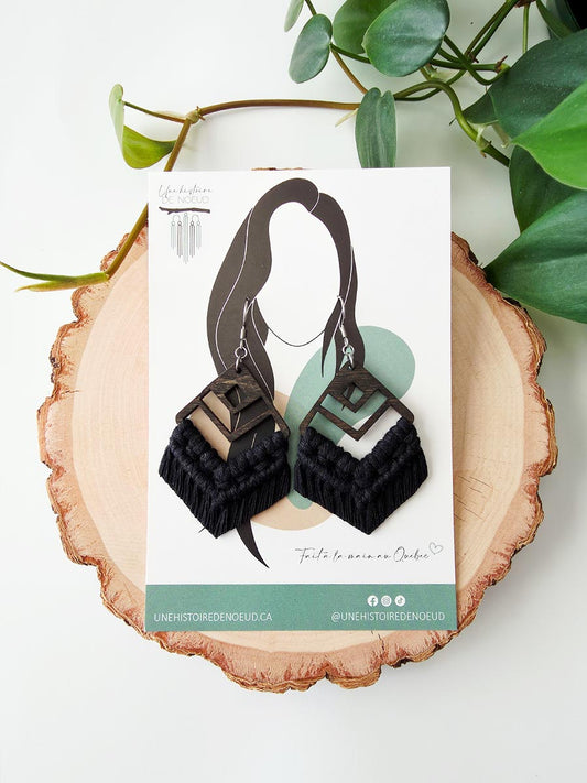 Boucles d'oreilles en macramé sur base en bois grande, couleur noir et crochet argent