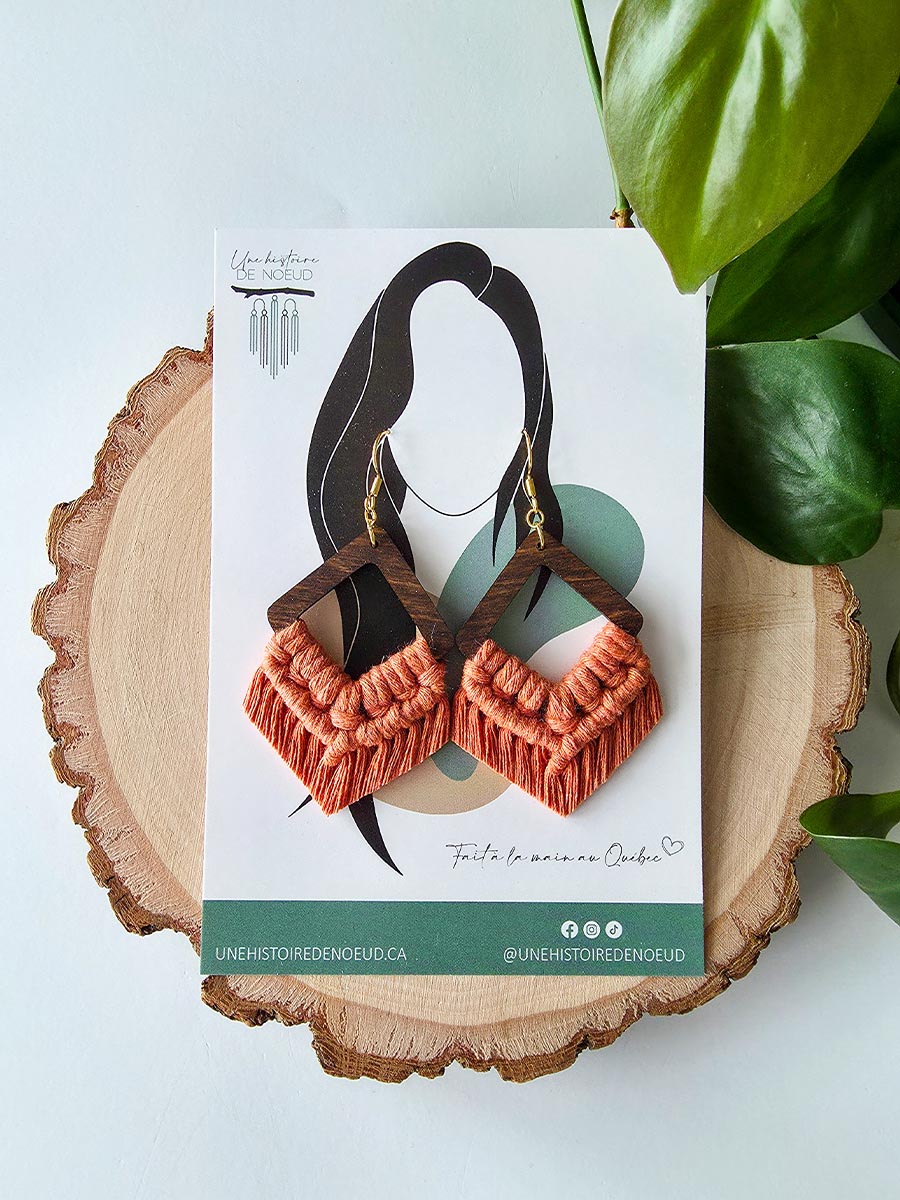 Boucles d'oreilles en macramé sur base en bois grande, couleur terracota et crochet or