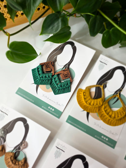 Boucles d’oreilles Flora en bois de noyer – Macramé bohème, couleur vert forêt et argent