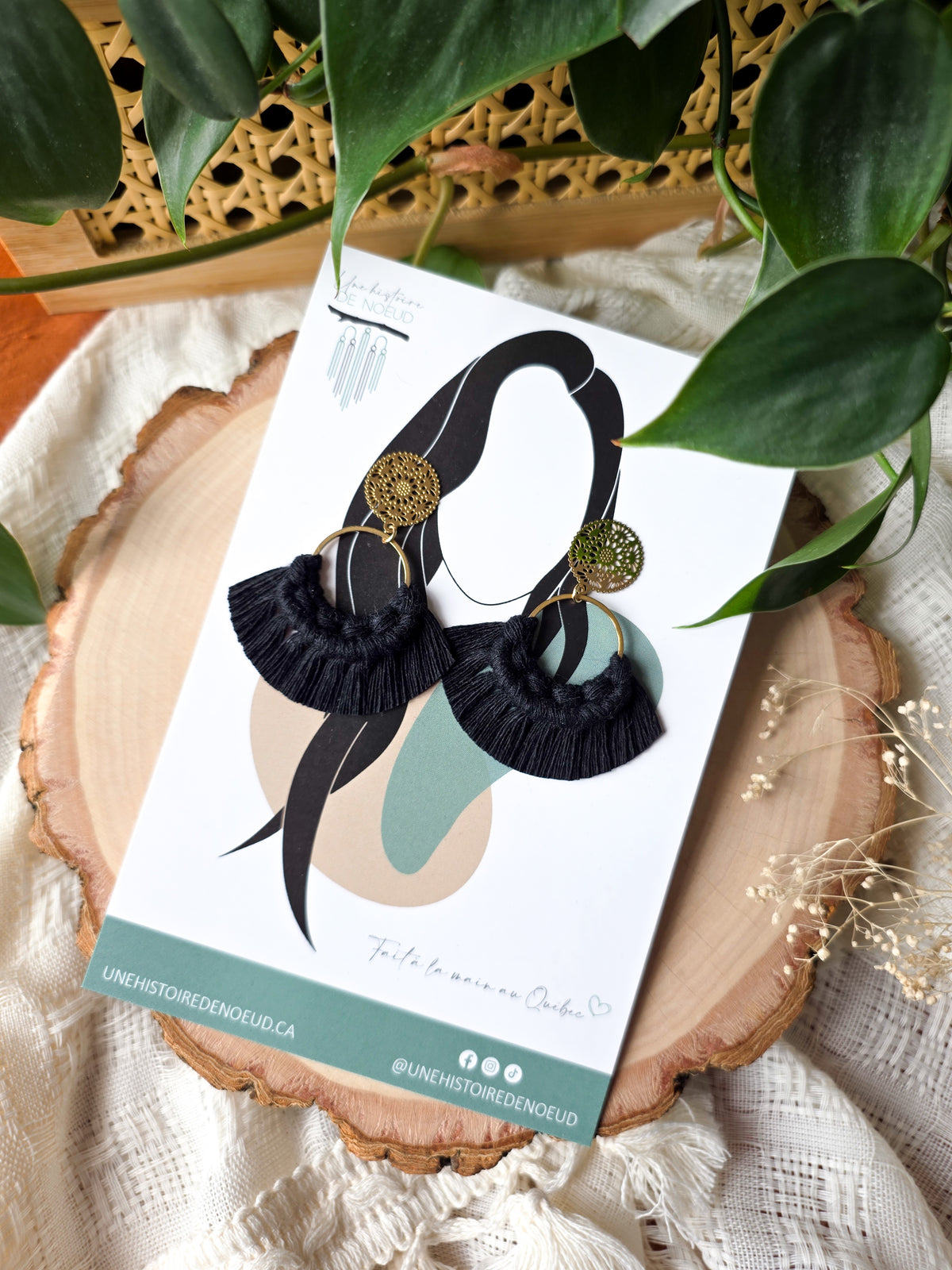 Boucles d’oreilles Noélia – Macramé bohème, couleur noir et or