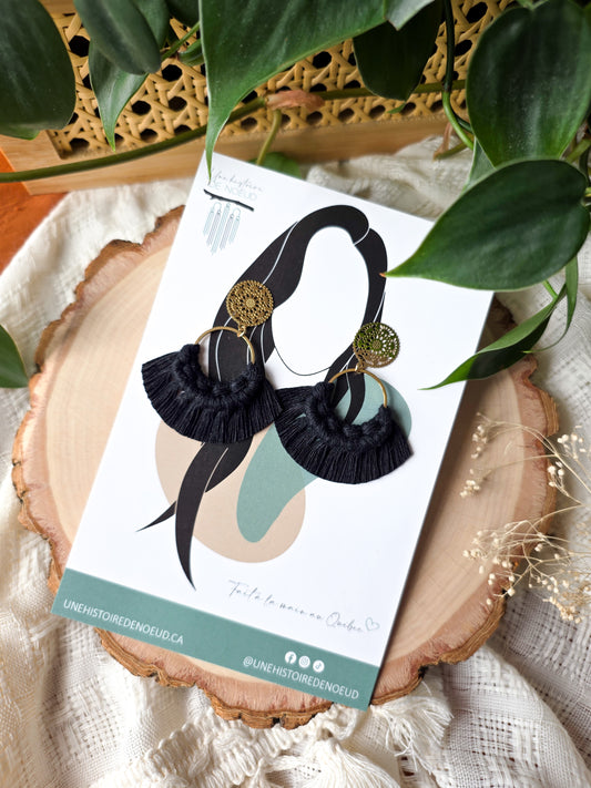 Boucles d’oreilles Noélia – Macramé bohème, couleur noir et or