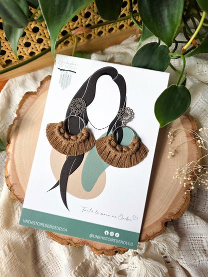 Boucles d’oreilles Noélia – Macramé bohème, couleur noisette et argent