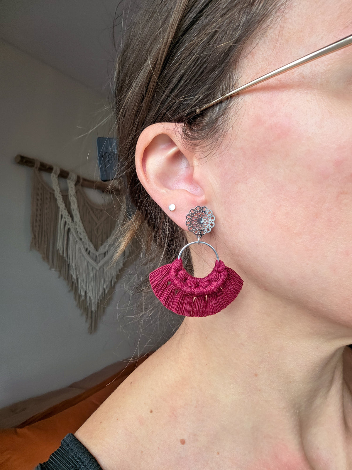 Boucles d’oreilles Noélia – Macramé bohème, couleur rouge cerise et argent