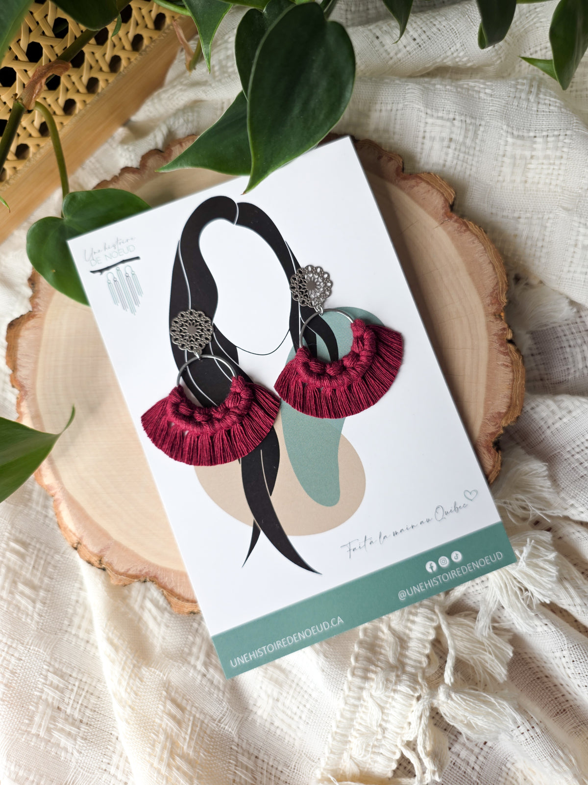 Boucles d’oreilles Noélia – Macramé bohème, couleur rouge cerise et argent