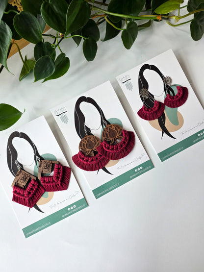 Boucles d’oreilles Noélia – Macramé bohème, couleur rouge cerise et argent
