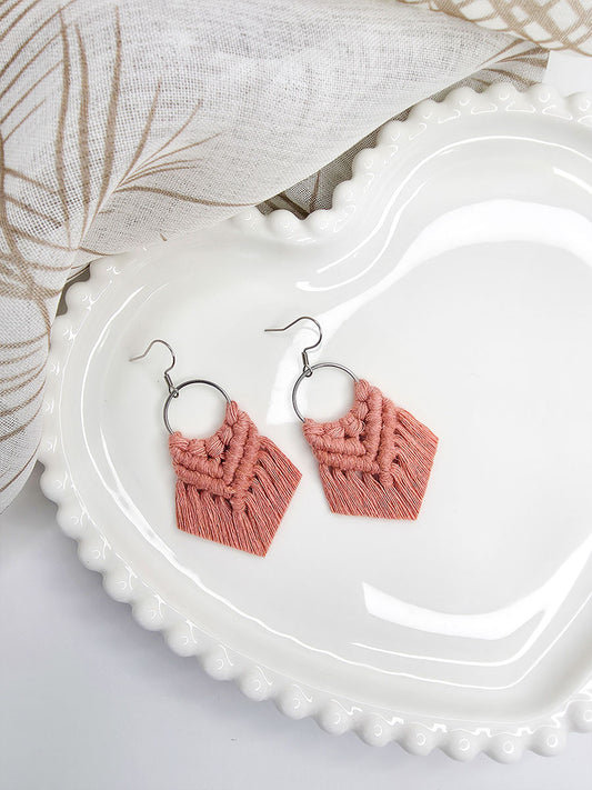 Boucles d’oreilles Éva – Macramé bohème, couleur rose blush et argent
