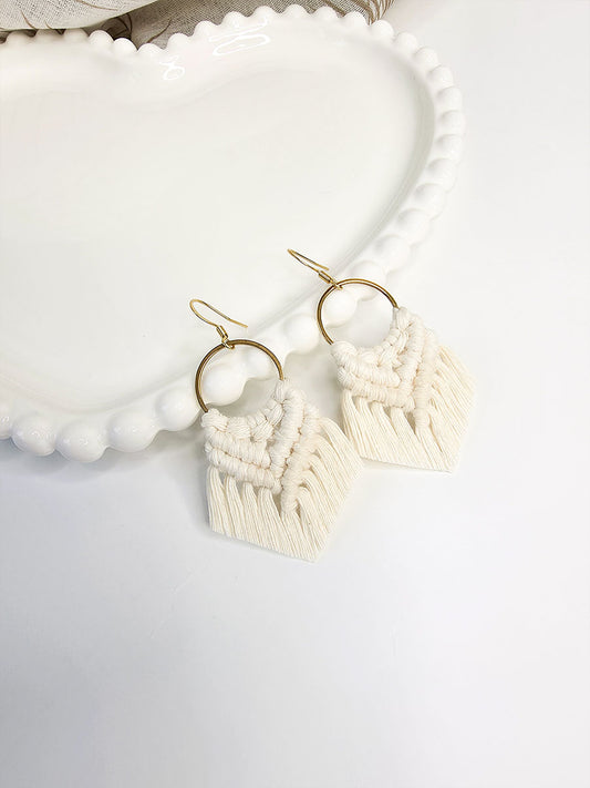 Boucles d’oreilles Éva – Macramé bohème, couleur naturel et or