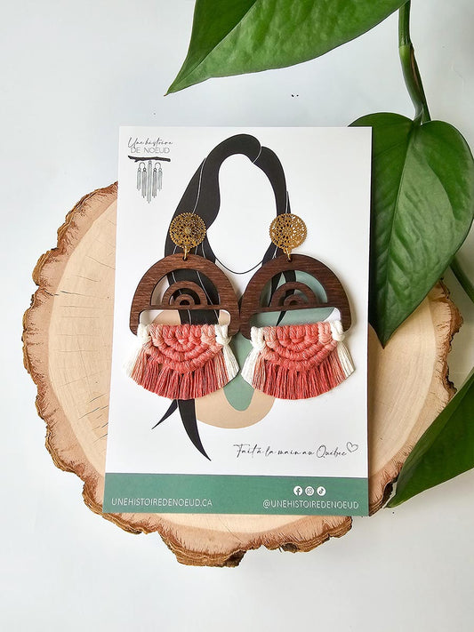 Boucles d'oreilles en macramé sur base en bois arc-en-ciel, couleur pivoine, blush, naturel et crochet or