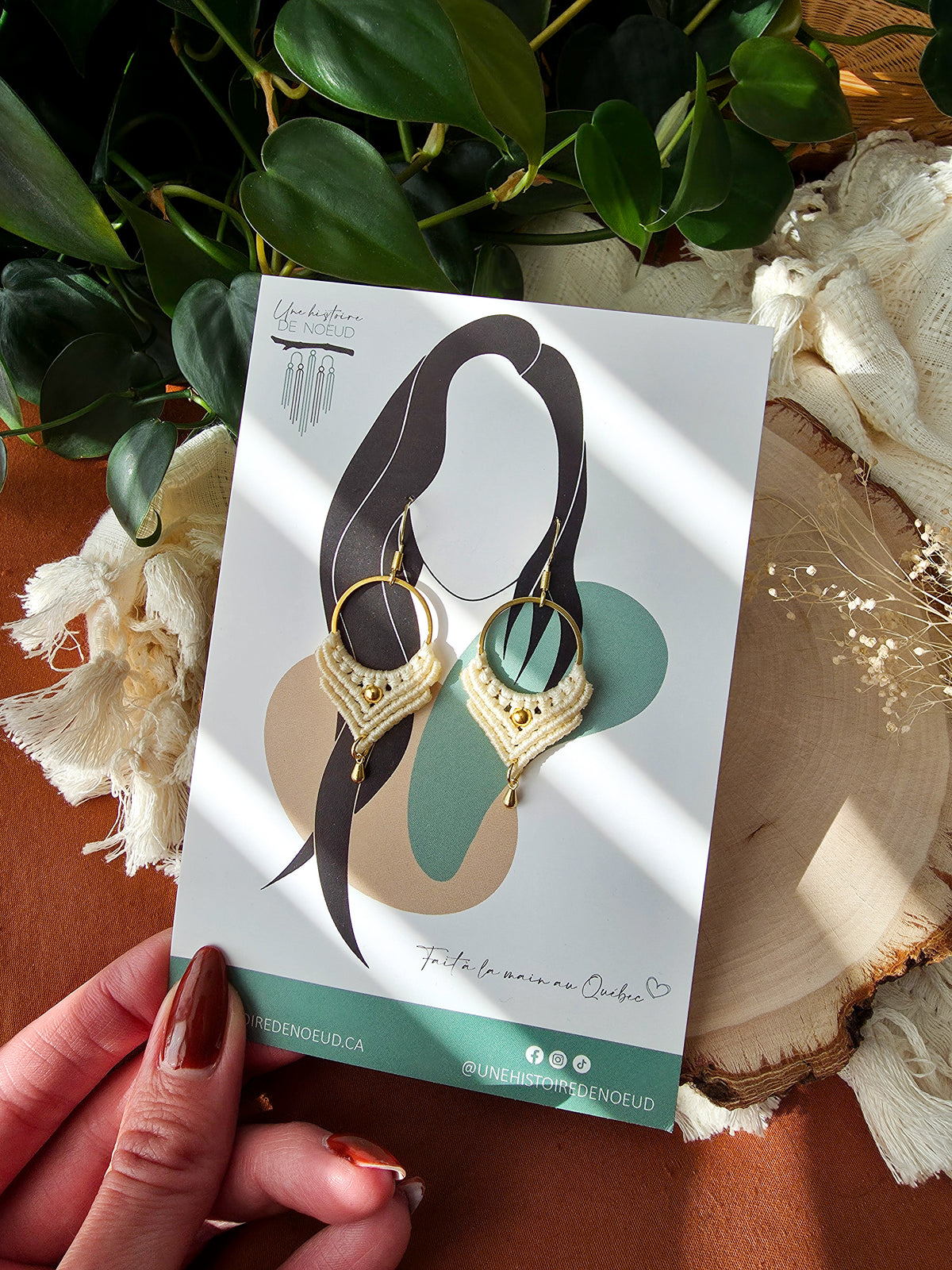 Boucles d’oreilles Ankaa – Micro-macramé bohème, couleur naturel et or