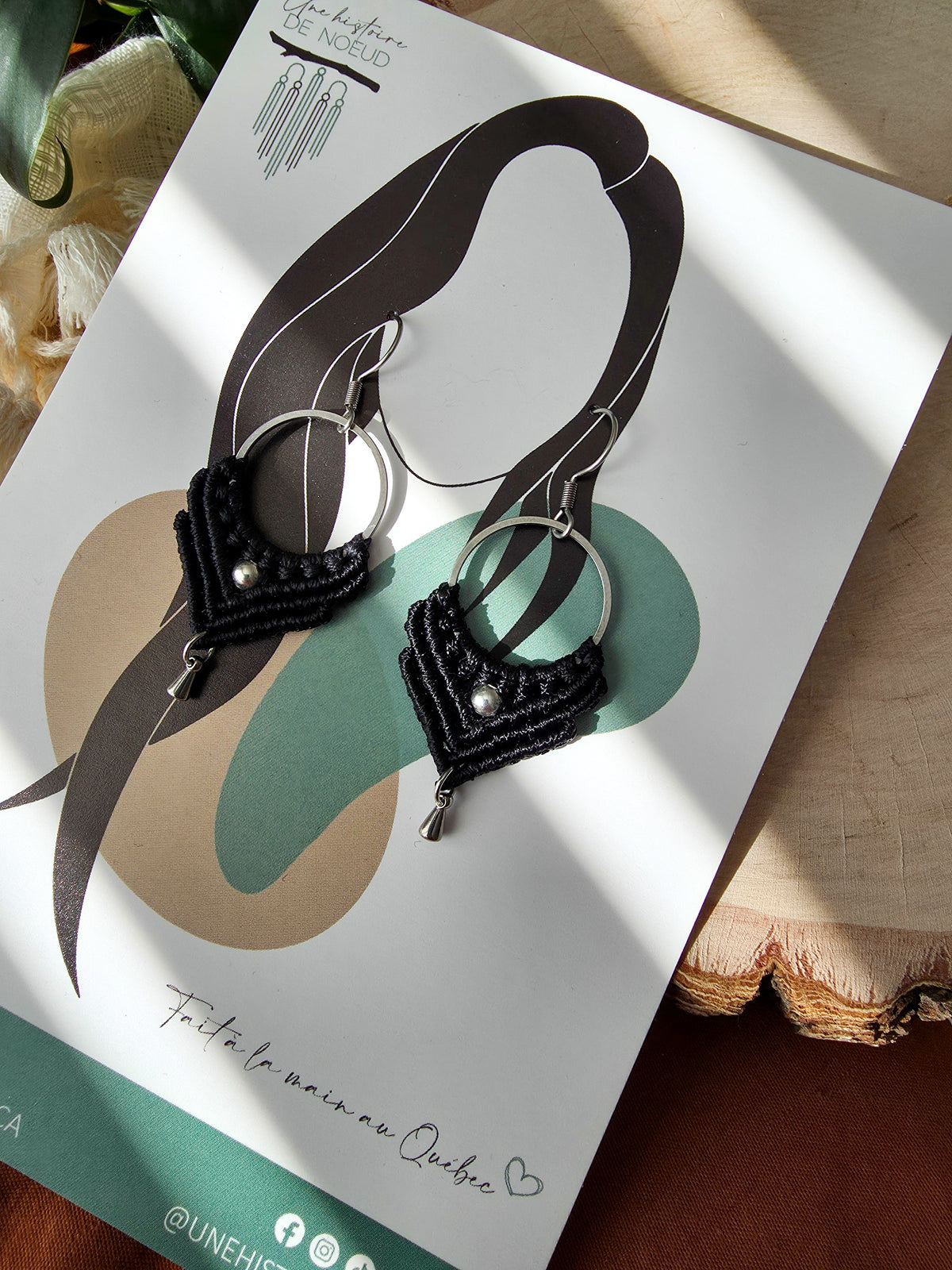 Boucles d’oreilles Ankaa – Micro-macramé bohème, couleur noir et argent