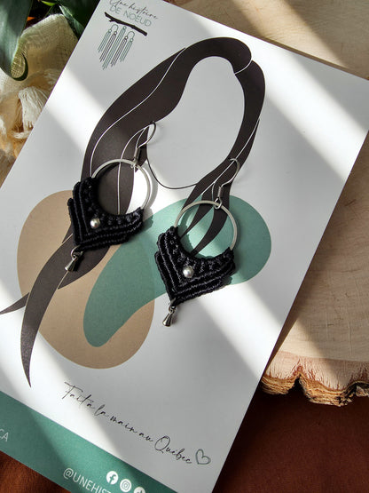 Boucles d’oreilles Ankaa – Micro-macramé bohème, couleur noir et argent