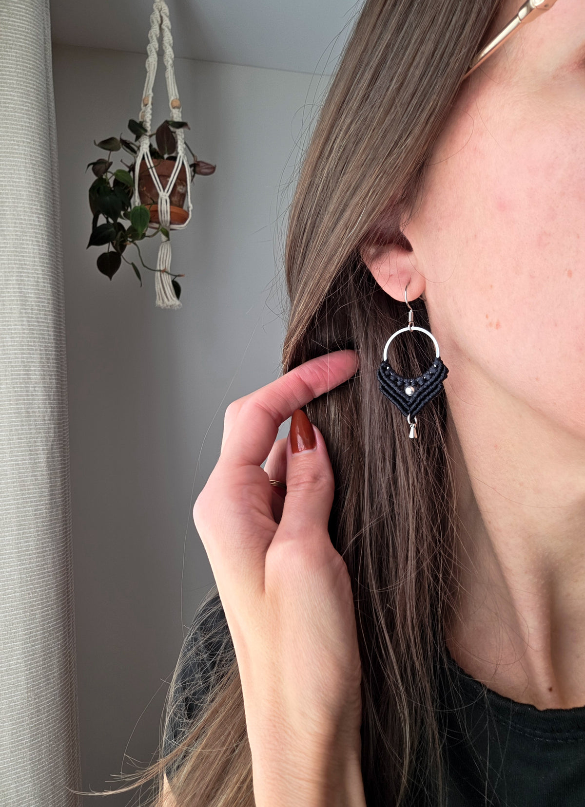 Boucles d’oreilles Ankaa – Micro-macramé bohème, couleur noir et argent