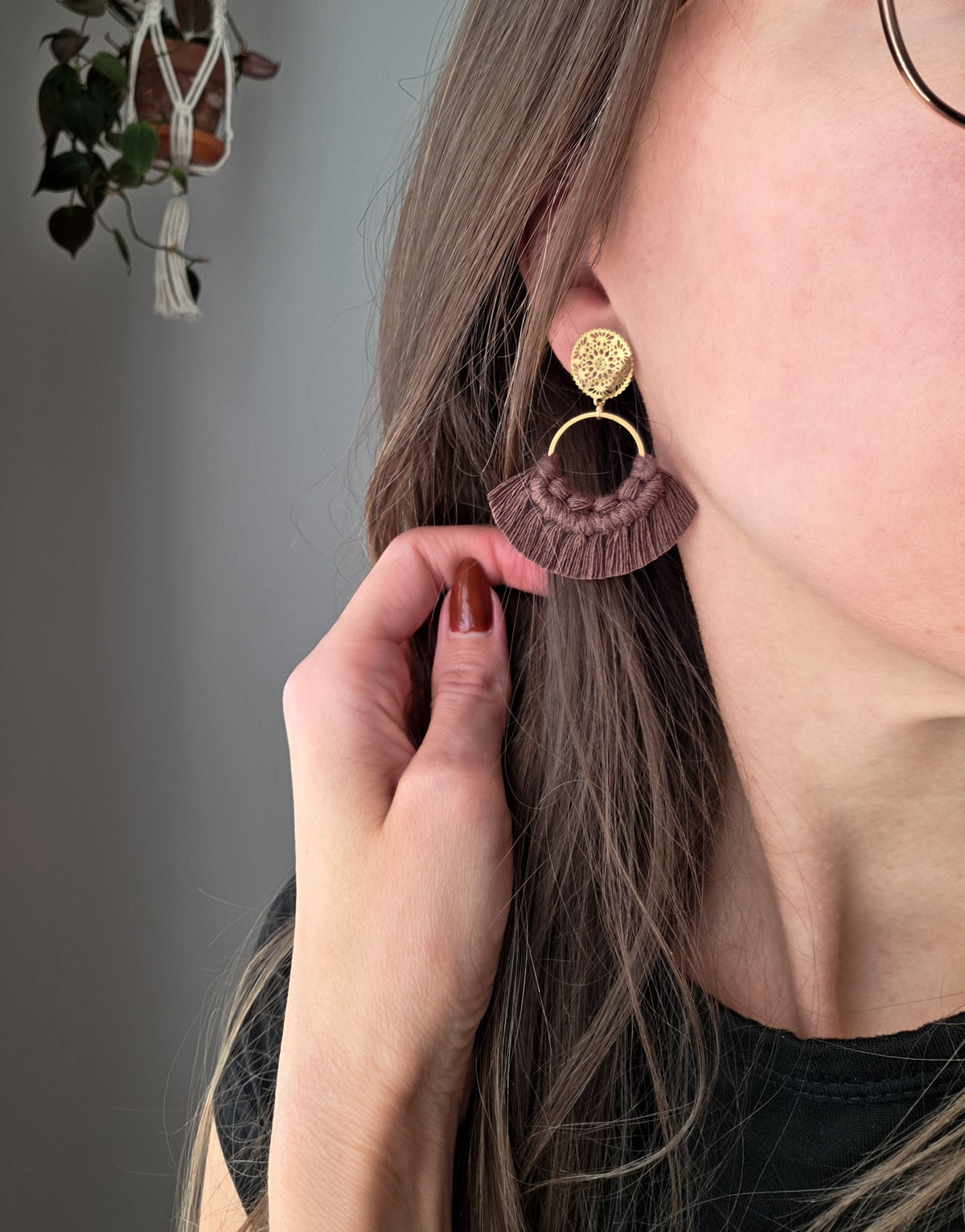 Boucles d’oreilles Noélia – Macramé bohème, couleur chocolat et or