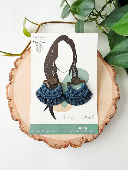 Boucles d'oreilles en macramé sur base en bois, couleur bleu foncé et crochet argent