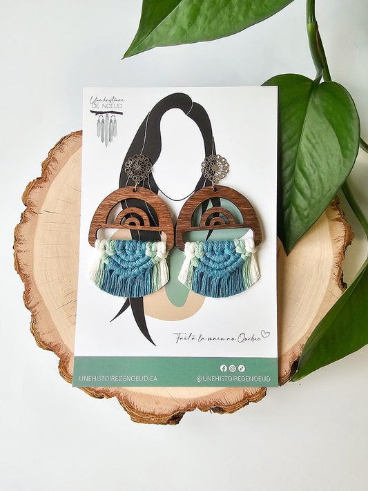Boucles d'oreilles en macramé sur base en bois arc-en-ciel, couleur turquoise, aloès, naturel et crochet argent