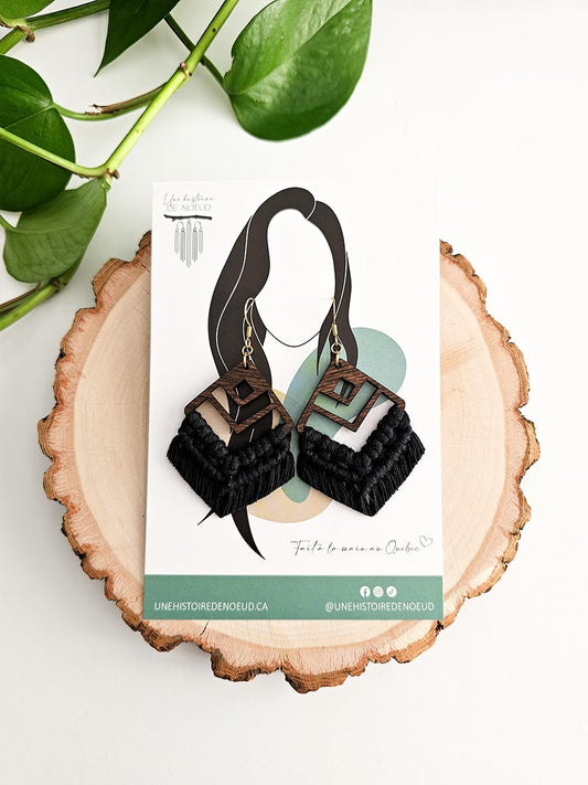 Boucles d'oreilles en macramé sur base en bois grande, couleur noir et crochet or