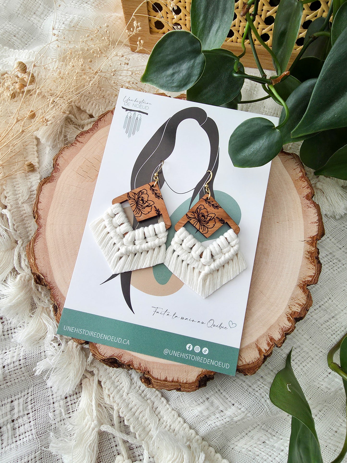 Boucles d’oreilles Flora en bois de cerisier – Format grand, couleur naturel et or