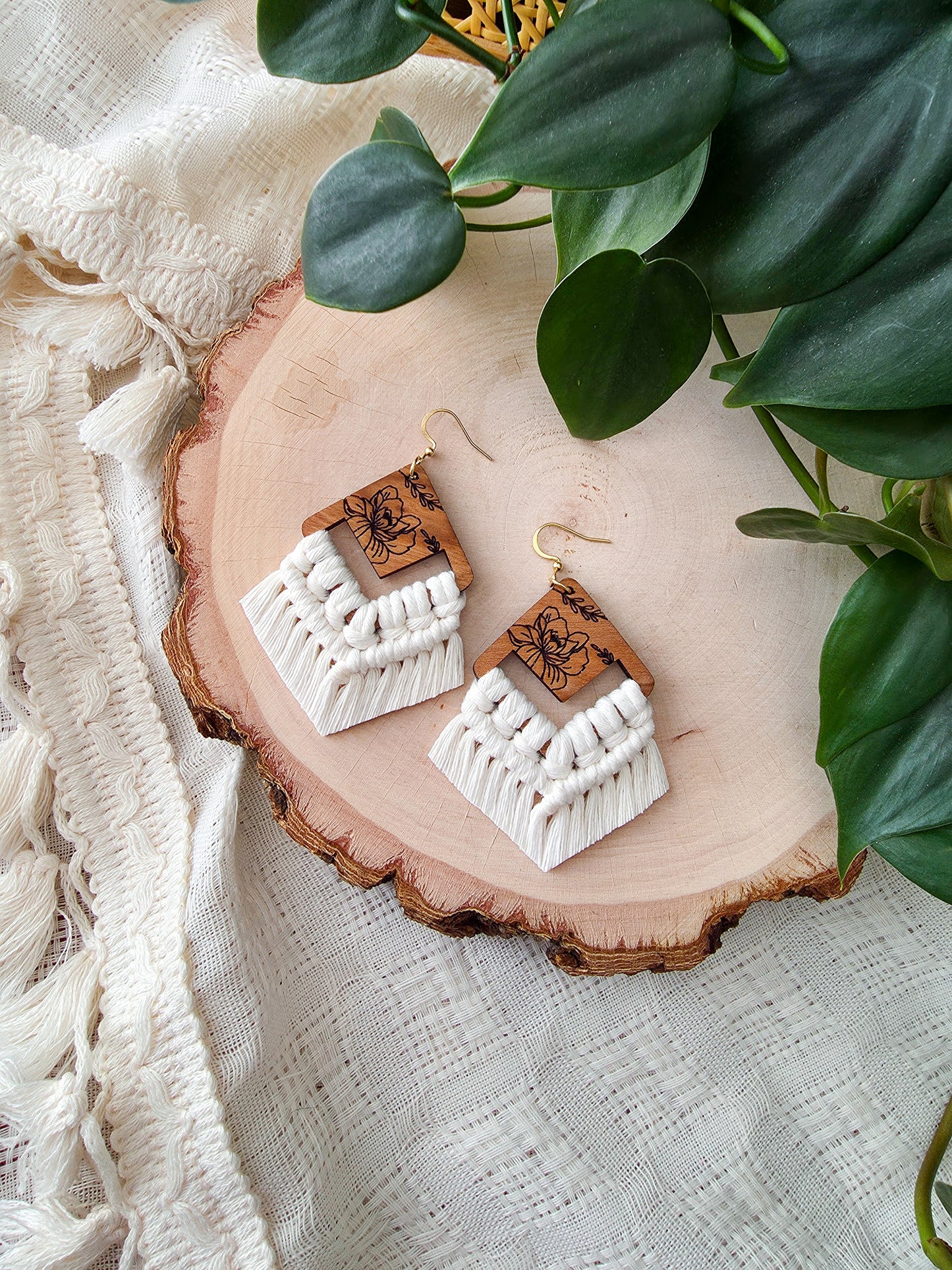 Boucles d’oreilles Flora en bois de cerisier – Format grand, couleur naturel et or
