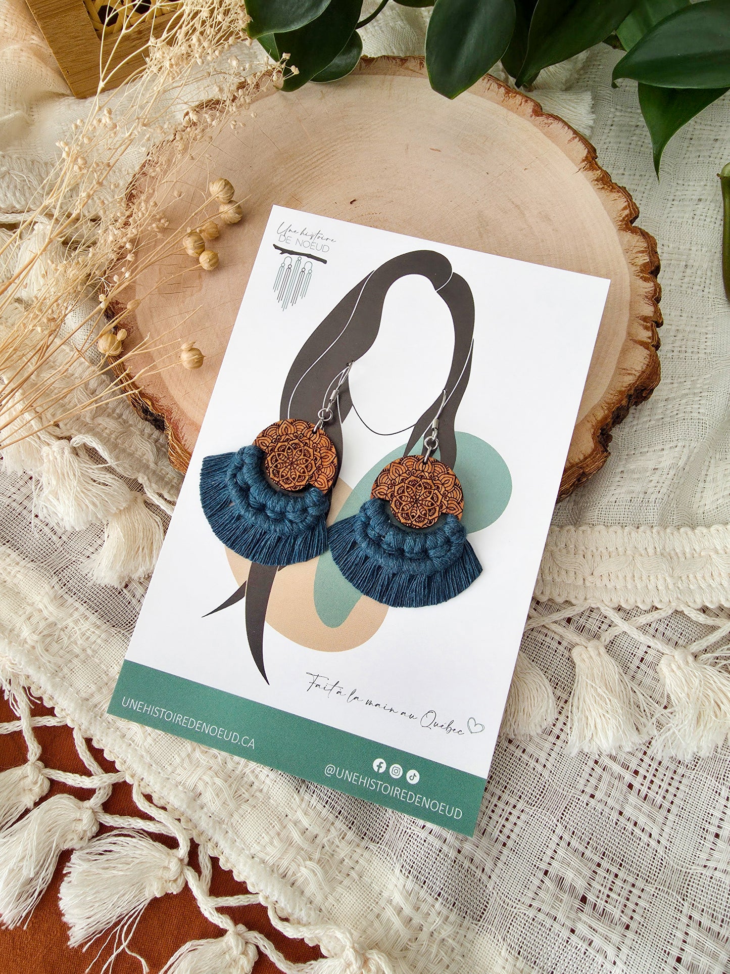 Boucles d’oreilles Mandala en bois de cerisier – format petit, couleur bleu foncé et argent