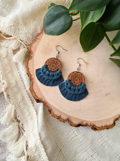 Boucles d’oreilles Mandala en bois de cerisier – format petit, couleur bleu foncé et argent
