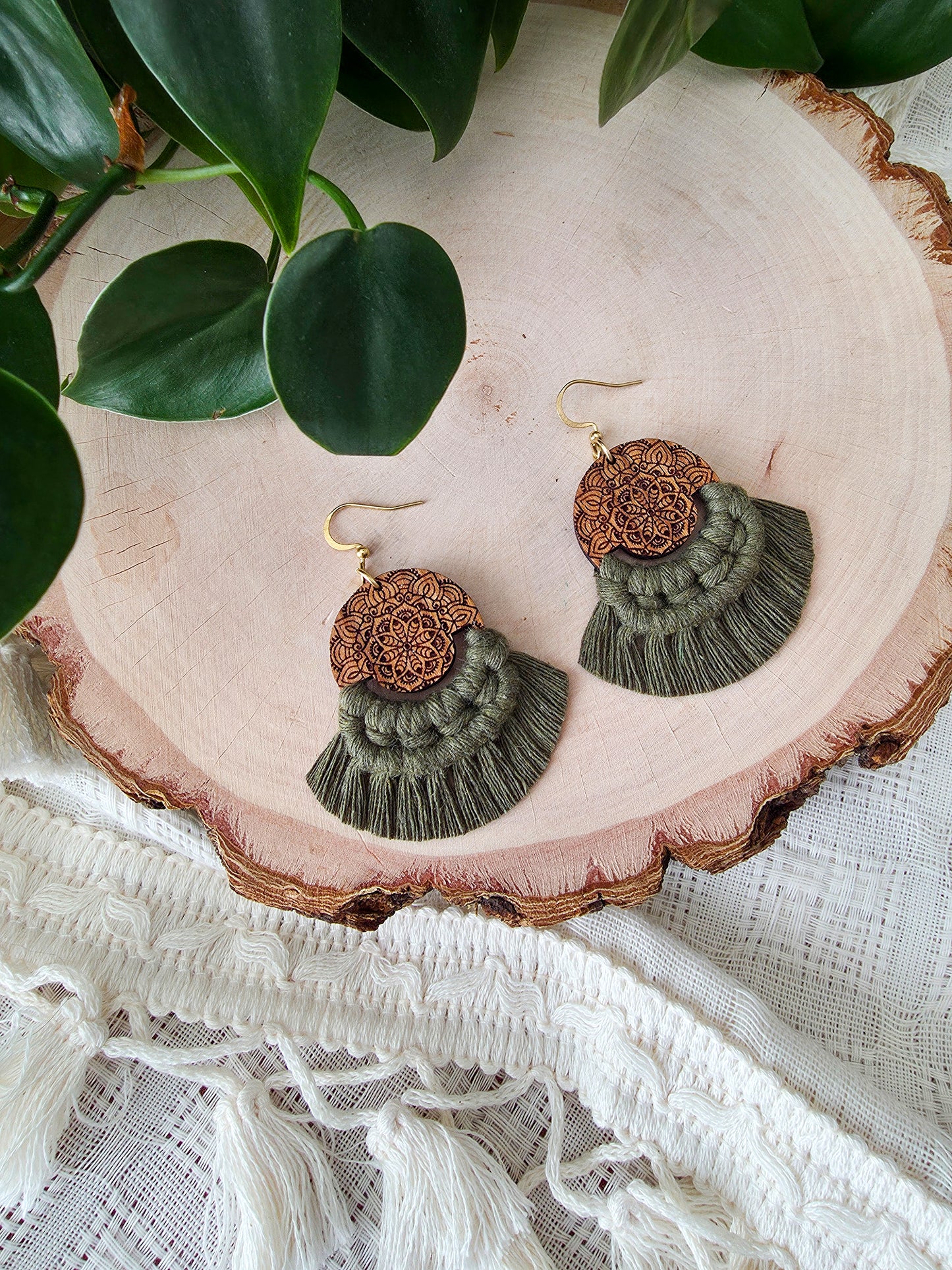 Boucles d’oreilles Mandala en bois de cerisier – format petit, couleur olive et or