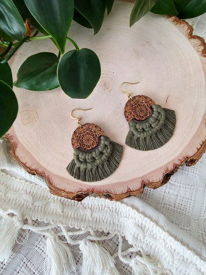 Boucles d’oreilles Mandala en bois de cerisier – format petit, couleur olive et or