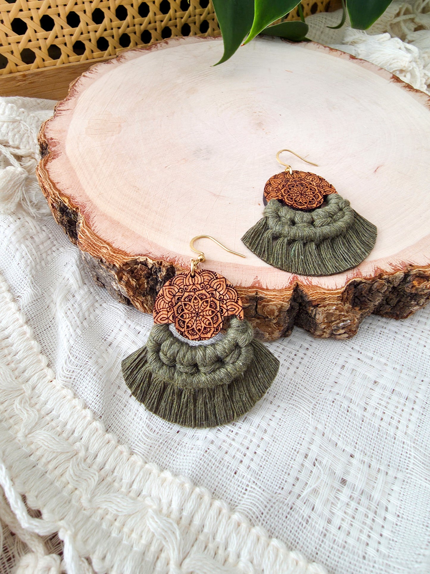 Boucles d’oreilles Mandala en bois de cerisier – format petit, couleur olive et or