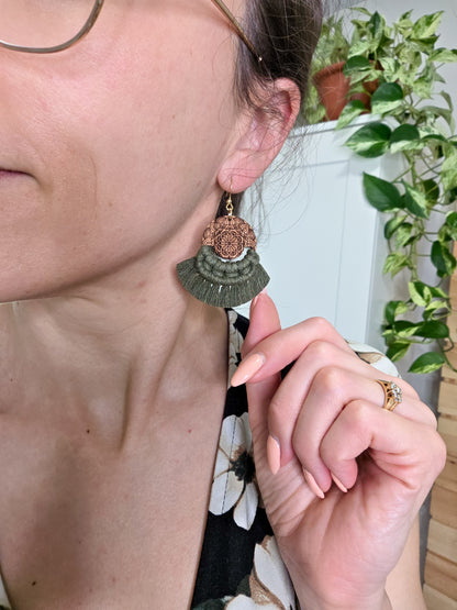 Boucles d’oreilles Mandala en bois de cerisier – format petit, couleur olive et or