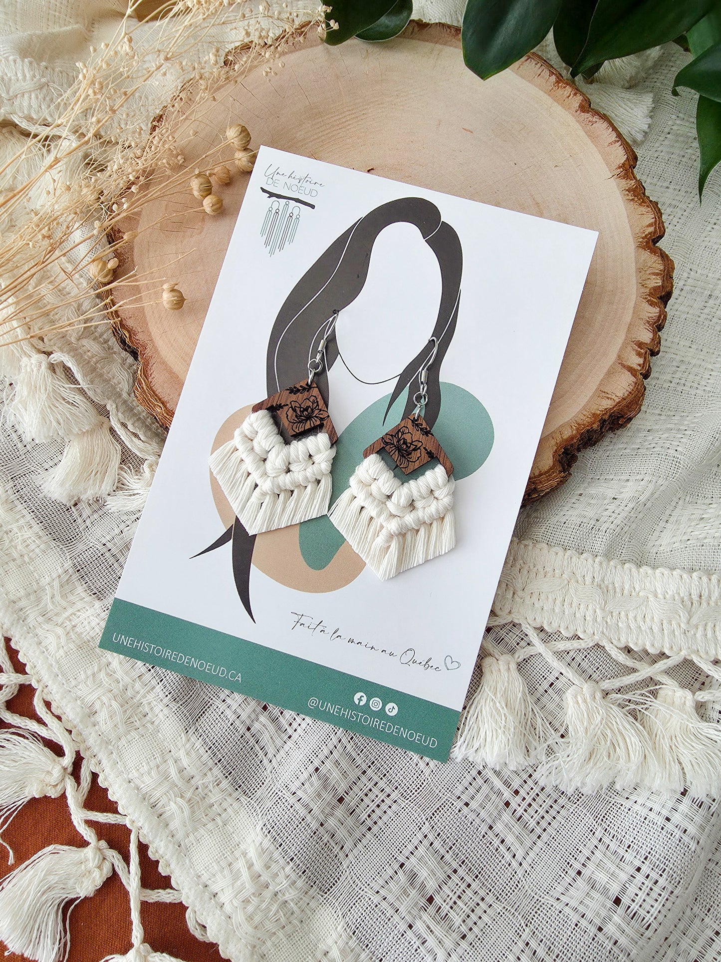 Boucles d’oreilles Flora en bois de noyer – Format petit, couleur naturel et argent