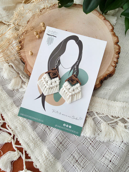 Boucles d’oreilles Flora en bois de noyer – Format petit, couleur naturel et argent
