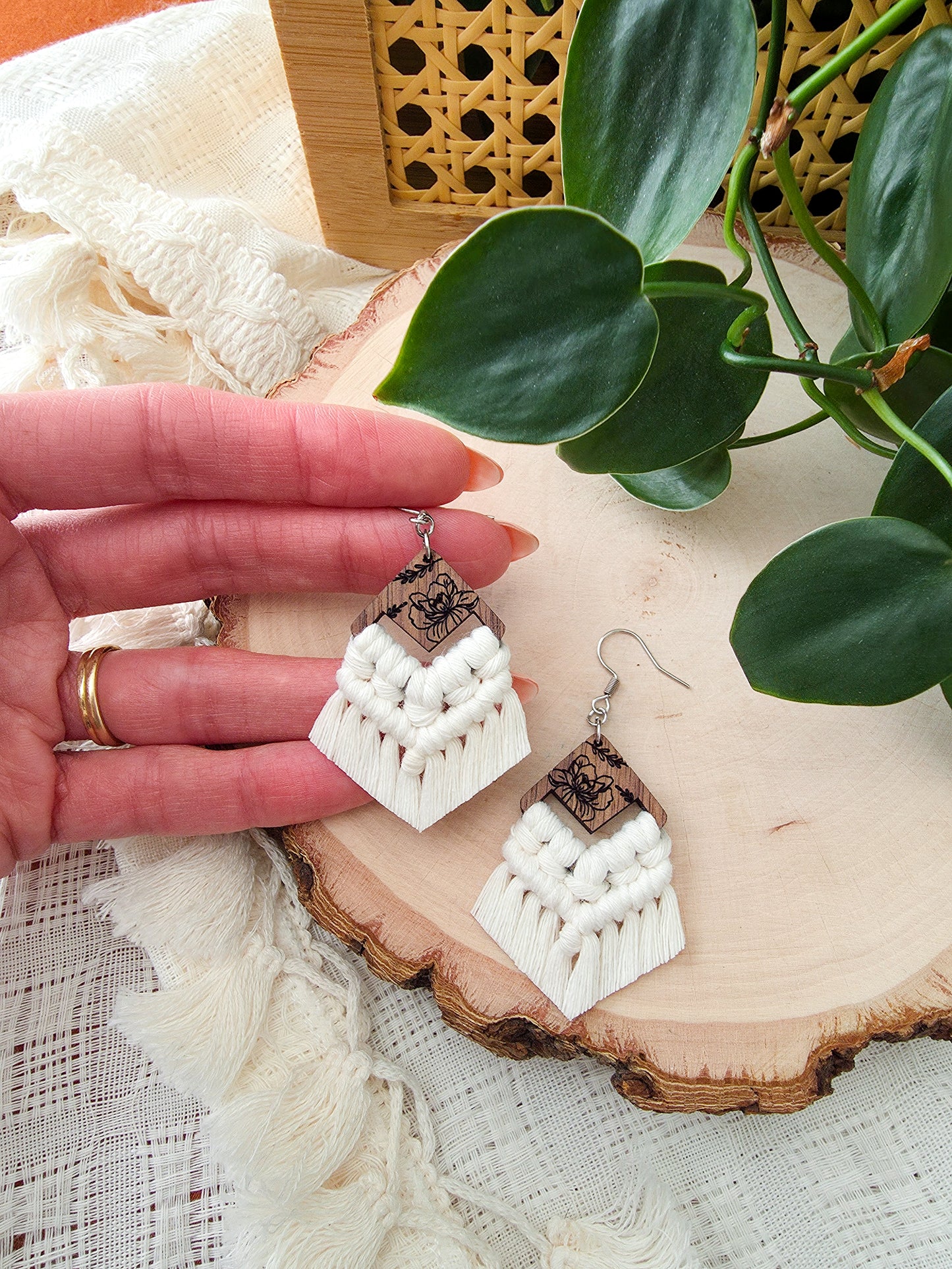 Boucles d’oreilles Flora en bois de noyer – Format petit, couleur naturel et argent