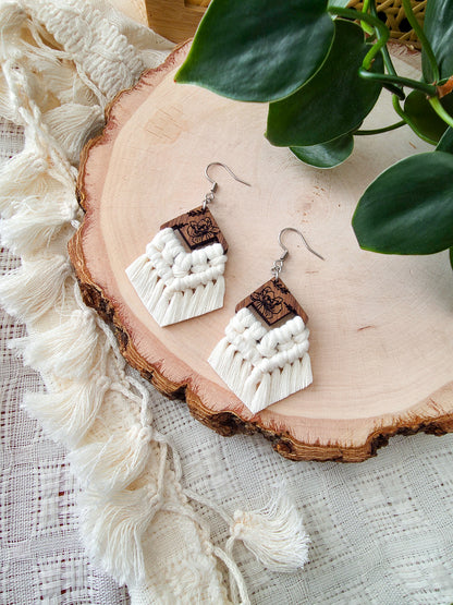 Boucles d’oreilles Flora en bois de noyer – Format petit, couleur naturel et argent