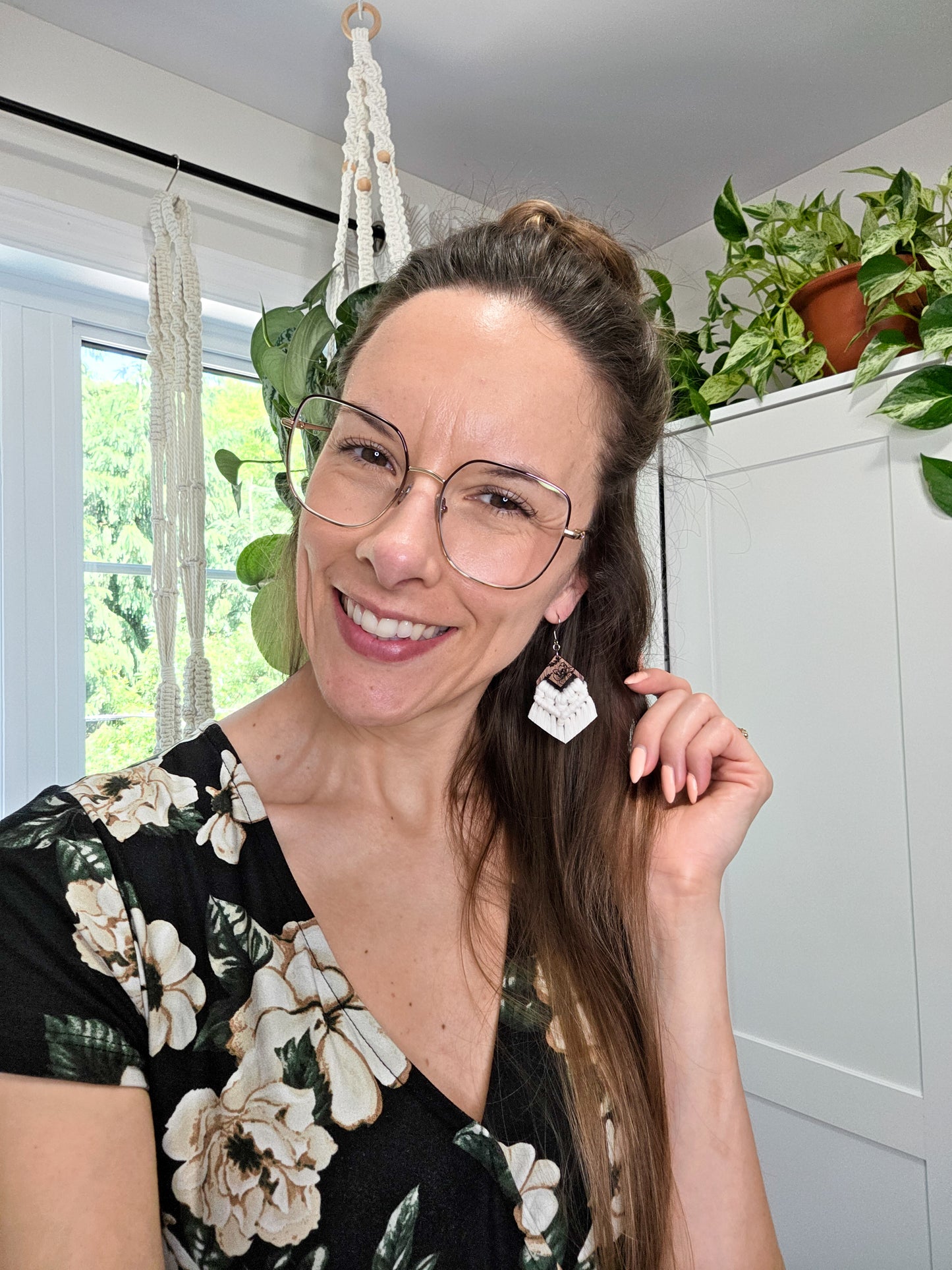 Boucles d’oreilles Flora en bois de noyer – Format petit, couleur naturel et argent
