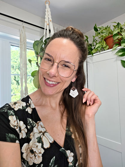 Boucles d’oreilles Flora en bois de noyer – Format petit, couleur naturel et argent