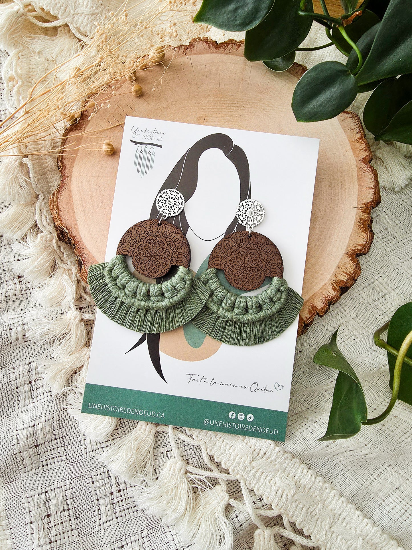 Boucles d’oreilles Mandala en bois de noyer – Format grand, couleur eucalyptus et argent