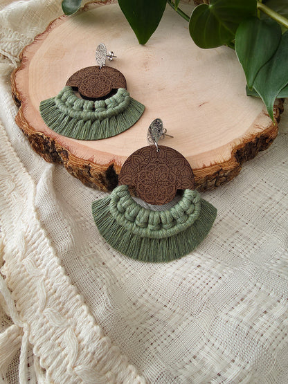 Boucles d’oreilles Mandala en bois de noyer – Format grand, couleur eucalyptus et argent