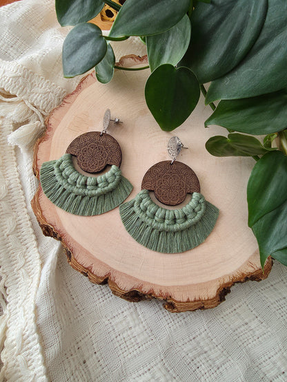 Boucles d’oreilles Mandala en bois de noyer – Format grand, couleur eucalyptus et argent