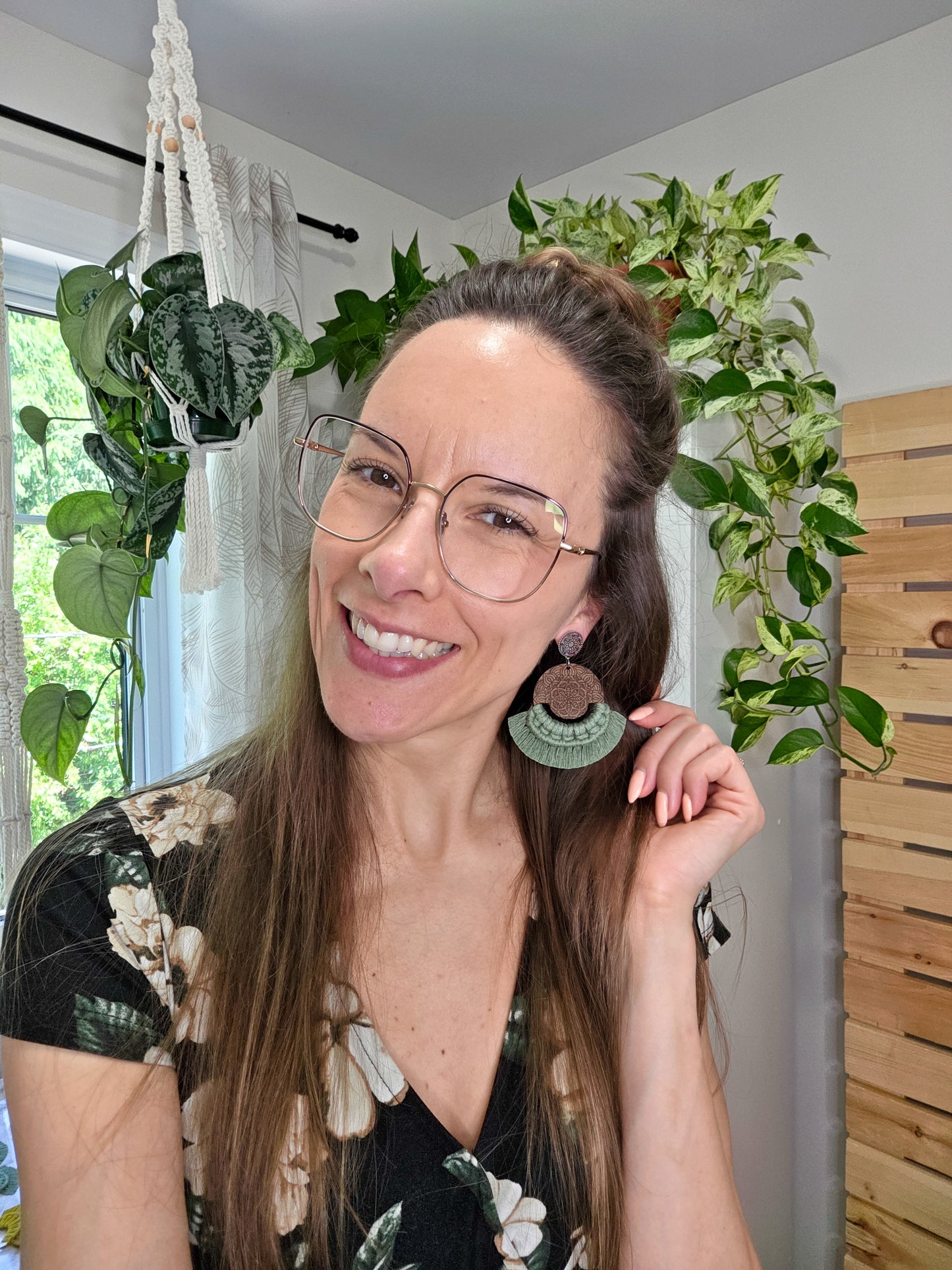 Boucles d’oreilles Mandala en bois de noyer – Format grand, couleur eucalyptus et argent