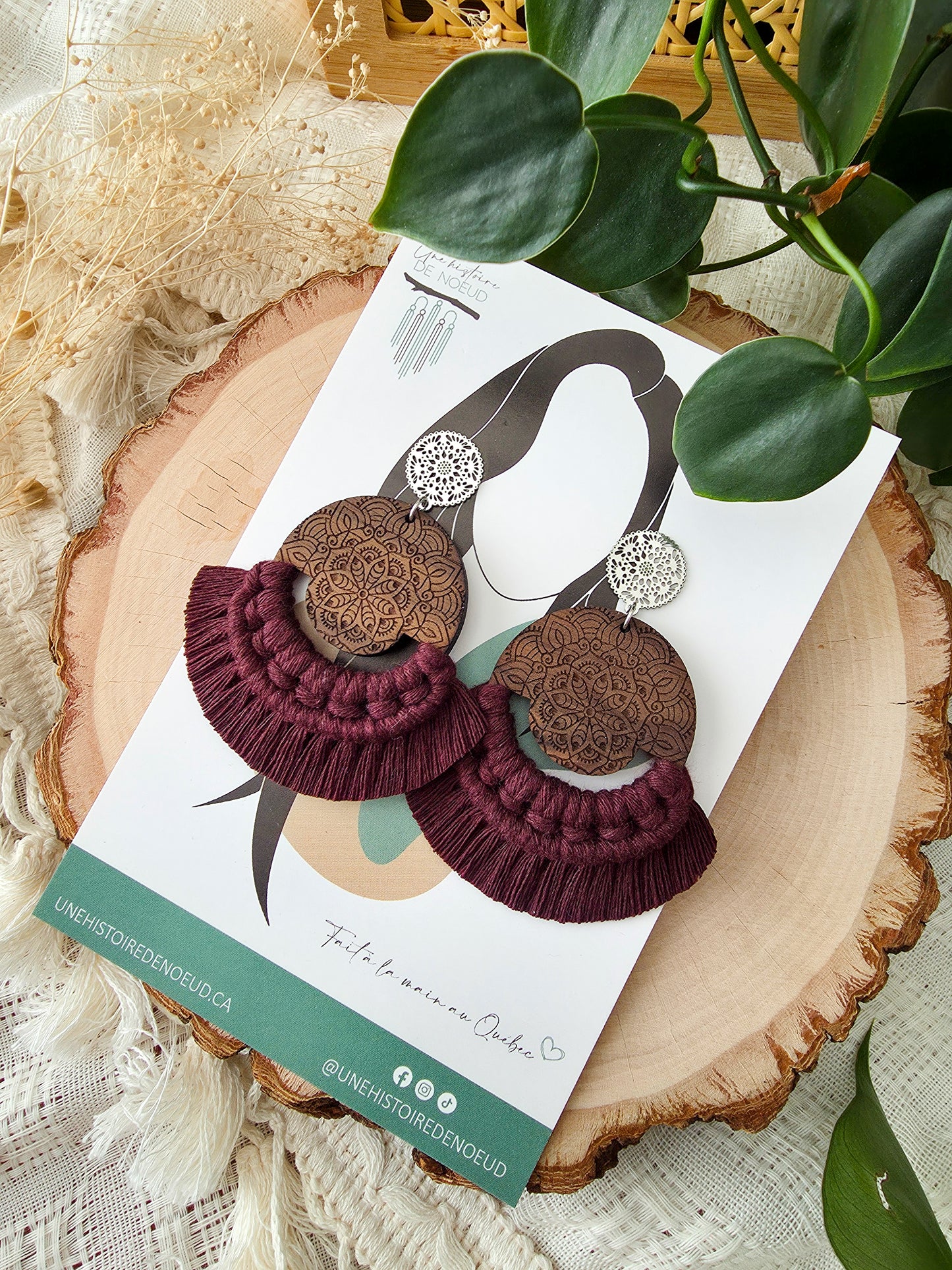Boucles d’oreilles Mandala en bois de noyer – Format grand, couleur prune et argent
