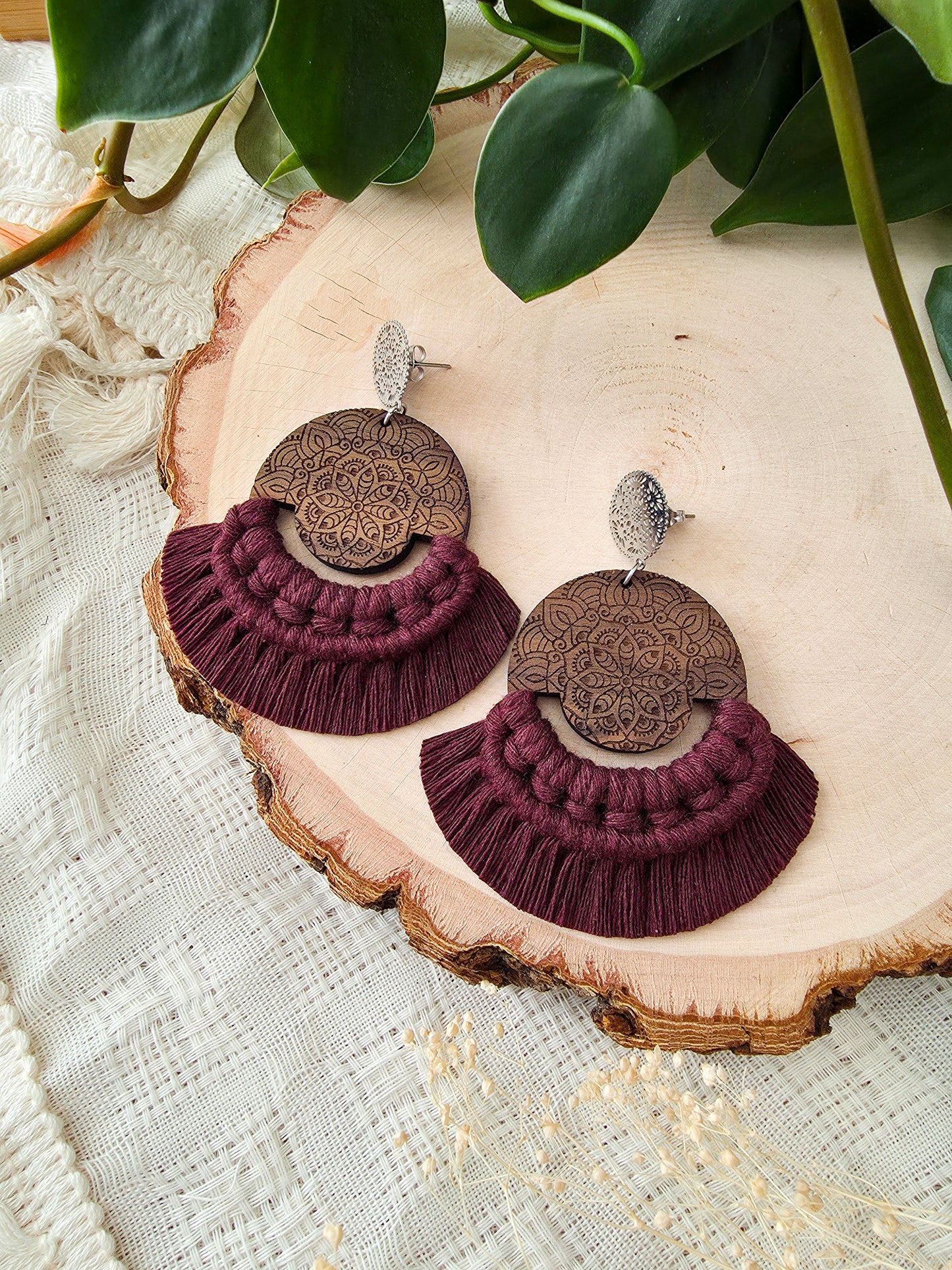 Boucles d’oreilles Mandala en bois de noyer – Format grand, couleur prune et argent