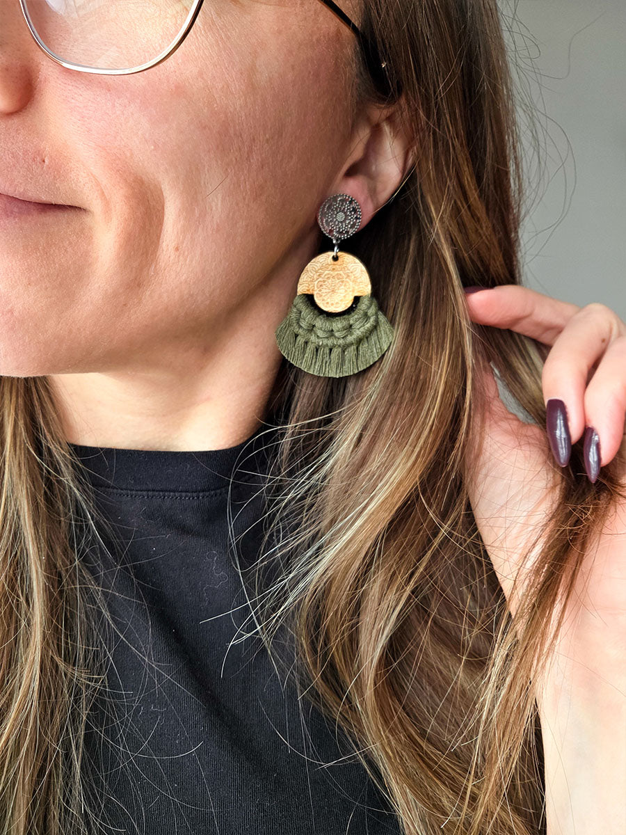 Boucles d’oreilles Mandala – Macramé bohème, couleur olive et argent