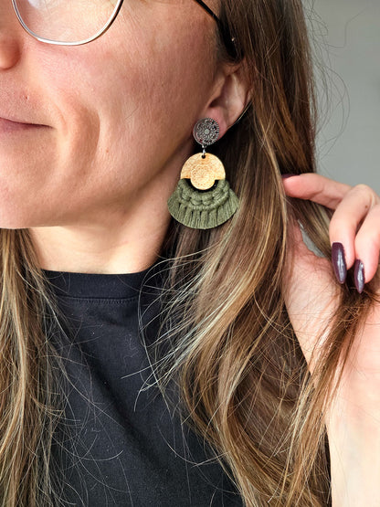Boucles d’oreilles Mandala – Macramé bohème, couleur olive et argent