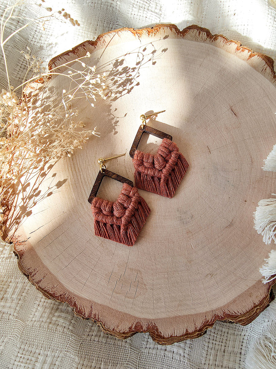Boucles d’oreilles Élora – Macramé bohème, couleur cannelle et or