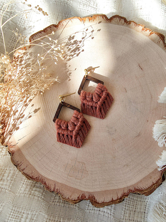 Boucles d’oreilles Élora – Macramé bohème, couleur cannelle et or